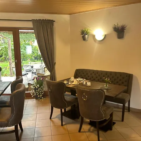 Zum Paradies בית הארחה 3*