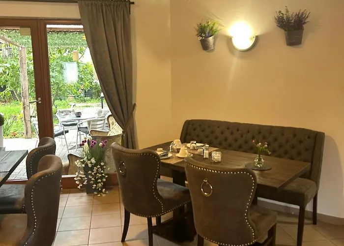 Zum Paradies בית הארחה 3*