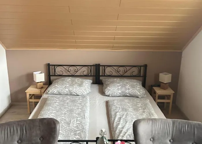 Zum Paradies בית הארחה 3*